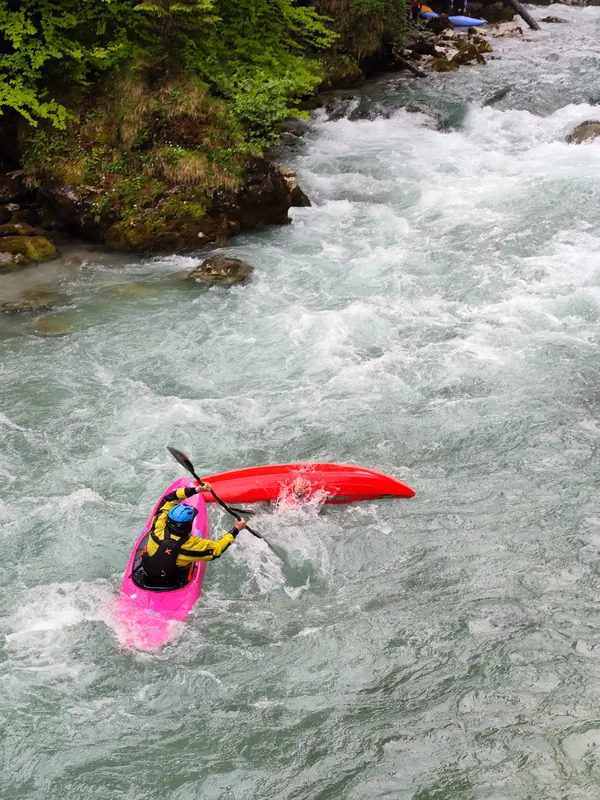 Kajak w spienionej wodzie
