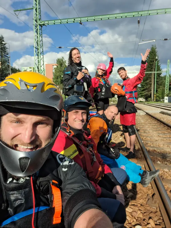 Grupowe selfie przy torach w drodze na rzekę